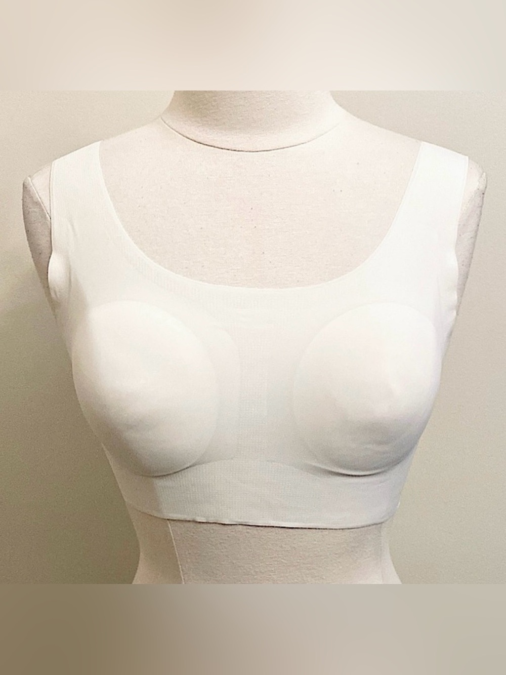 Bali Comfort Revolution EasyLite White SZ M Padded Seamless Shaping Wireless Bra